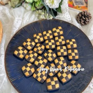 我們是香港專業的烘焙培訓學校,由法國藍帶烘焙導師親自授課,提供一系列蛋糕製作課程、韓式裱花課程與烘焙培訓班。我們的課程專為零基礎學韓式裱花的學員設計,提供小班制蛋糕裱花培訓與小班裱花教學,確保每位學員都能獲得藍帶導師手把手教烘焙的機會,並能紮實地學習裱花技能學習。我們的師資團隊除了擁有韓國協會認證裱花課資格,更有星級主廚烘焙教學經驗。無論是為了興趣愛好而選擇家用烘焙課程,還是為了掌握職業烘焙培訓,我們都能滿足您的需求。此外,我們的課程也專為有移民需求的學生設計,提供移民必備烘焙技能與烘焙技能移民課程推薦,讓您所學的技能在全球範圍內都能獲得國際認可烘焙課程。我們的課程內容豐富,從精緻的韓式蛋糕裝飾教學到各國西點蛋糕應有盡有。 低糖無麩質健康曲奇工作坊1