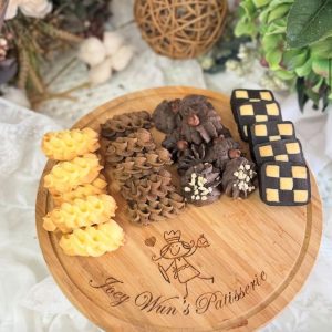 我們是香港專業的烘焙培訓學校,由法國藍帶烘焙導師親自授課,提供一系列蛋糕製作課程、韓式裱花課程與烘焙培訓班。我們的課程專為零基礎學韓式裱花的學員設計,提供小班制蛋糕裱花培訓與小班裱花教學,確保每位學員都能獲得藍帶導師手把手教烘焙的機會,並能紮實地學習裱花技能學習。我們的師資團隊除了擁有韓國協會認證裱花課資格,更有星級主廚烘焙教學經驗。無論是為了興趣愛好而選擇家用烘焙課程,還是為了掌握職業烘焙培訓,我們都能滿足您的需求。此外,我們的課程也專為有移民需求的學生設計,提供移民必備烘焙技能與烘焙技能移民課程推薦,讓您所學的技能在全球範圍內都能獲得國際認可烘焙課程。我們的課程內容豐富,從精緻的韓式蛋糕裝飾教學到各國西點蛋糕應有盡有。 低糖無麩質健康曲奇工作坊2