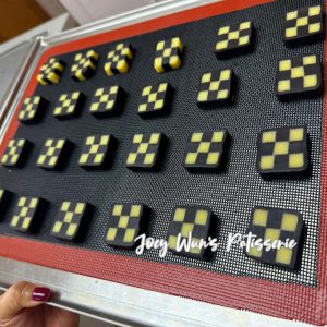 我們是香港專業的烘焙培訓學校,由法國藍帶烘焙導師親自授課,提供一系列蛋糕製作課程、韓式裱花課程與烘焙培訓班。我們的課程專為零基礎學韓式裱花的學員設計,提供小班制蛋糕裱花培訓與小班裱花教學,確保每位學員都能獲得藍帶導師手把手教烘焙的機會,並能紮實地學習裱花技能學習。我們的師資團隊除了擁有韓國協會認證裱花課資格,更有星級主廚烘焙教學經驗。無論是為了興趣愛好而選擇家用烘焙課程,還是為了掌握職業烘焙培訓,我們都能滿足您的需求。此外,我們的課程也專為有移民需求的學生設計,提供移民必備烘焙技能與烘焙技能移民課程推薦,讓您所學的技能在全球範圍內都能獲得國際認可烘焙課程。我們的課程內容豐富,從精緻的韓式蛋糕裝飾教學到各國西點蛋糕應有盡有。 低糖無麩質健康曲奇工作坊3