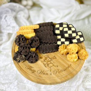 我們是香港專業的烘焙培訓學校,由法國藍帶烘焙導師親自授課,提供一系列蛋糕製作課程、韓式裱花課程與烘焙培訓班。我們的課程專為零基礎學韓式裱花的學員設計,提供小班制蛋糕裱花培訓與小班裱花教學,確保每位學員都能獲得藍帶導師手把手教烘焙的機會,並能紮實地學習裱花技能學習。我們的師資團隊除了擁有韓國協會認證裱花課資格,更有星級主廚烘焙教學經驗。無論是為了興趣愛好而選擇家用烘焙課程,還是為了掌握職業烘焙培訓,我們都能滿足您的需求。此外,我們的課程也專為有移民需求的學生設計,提供移民必備烘焙技能與烘焙技能移民課程推薦,讓您所學的技能在全球範圍內都能獲得國際認可烘焙課程。我們的課程內容豐富,從精緻的韓式蛋糕裝飾教學到各國西點蛋糕應有盡有。 低糖無麩質健康曲奇工作坊5